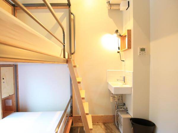 Wise Owl Hostels Shibuya : photo 4 de la chambre chambre lits jumeaux supérieure avec salle de bains commune