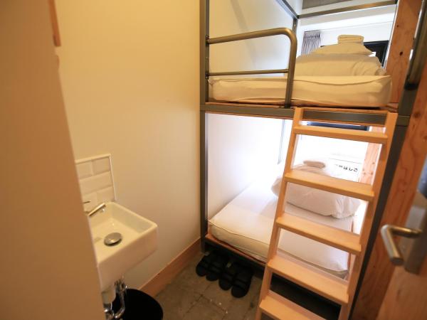 Wise Owl Hostels Shibuya : photo 6 de la chambre chambre lits jumeaux avec salle de bains commune