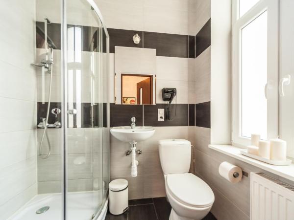 Central Sopot : photo 3 de la chambre economy double room - railway track view