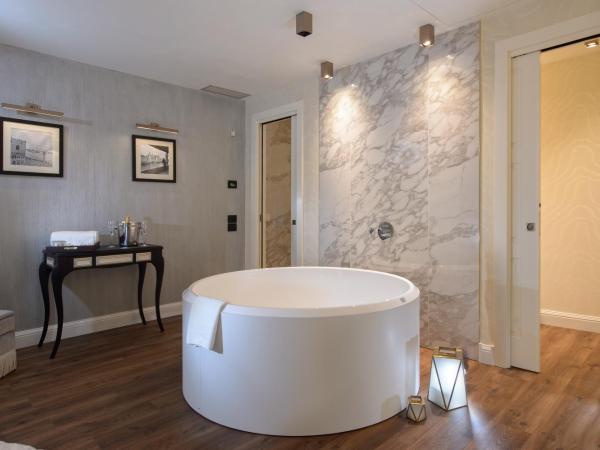 Palazzo Veneziano - Venice Collection : photo 9 de la chambre suite lune de miel avec jacuzzi - vue sur canal