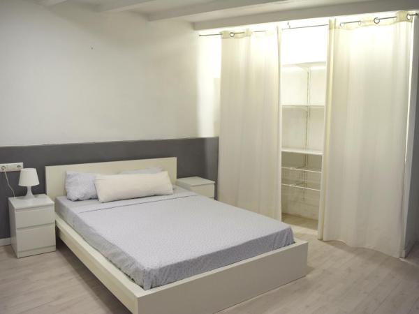 Apart and Benef : photo 1 de la chambre chambre double simple avec salle de bains privative