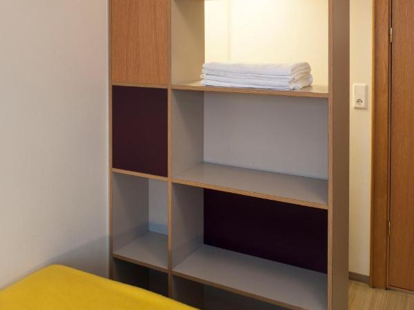 Student Hostel : photo 6 de la chambre chambre lits jumeaux avec salle de bains commune