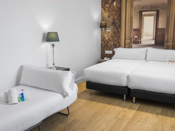 Mesón Castilla Atiram Hotels : photo 1 de la chambre chambre triple