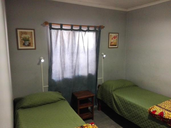 Hostal Namaste : photo 1 de la chambre chambre lits jumeaux avec salle de bains privative séparée