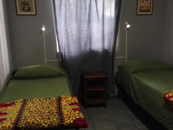 Hostal Namaste : photo 10 de la chambre chambre lits jumeaux avec salle de bains privative séparée