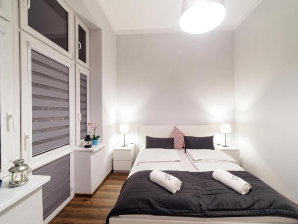 2 Nights Apartments - great location, right next to Main Rail and Bus Station, 10 min to Main Square by foot : photo 1 de la chambre appartement avec balcon