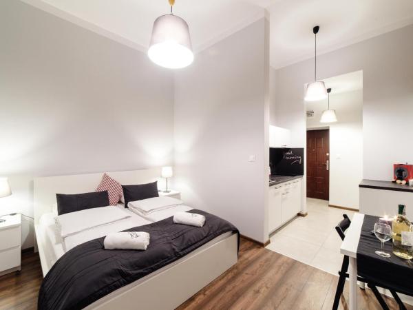 2 Nights Apartments - great location, right next to Main Rail and Bus Station, 10 min to Main Square by foot : photo 6 de la chambre appartement avec balcon