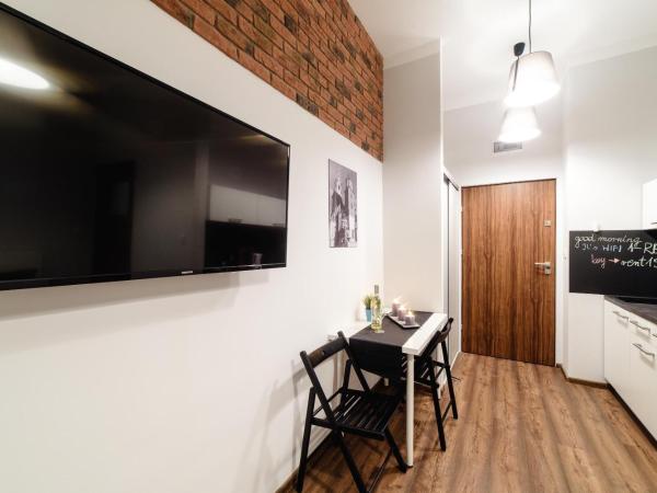 2 Nights Apartments - great location, right next to Main Rail and Bus Station, 10 min to Main Square by foot : photo 2 de la chambre appartement avec balcon