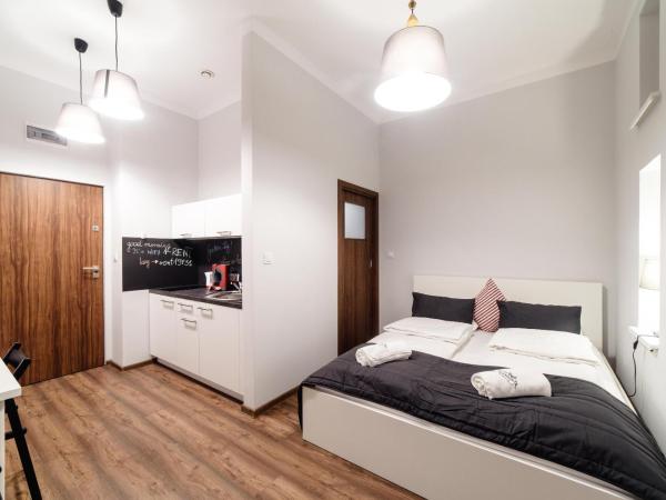 2 Nights Apartments - great location, right next to Main Rail and Bus Station, 10 min to Main Square by foot : photo 1 de la chambre appartement avec balcon