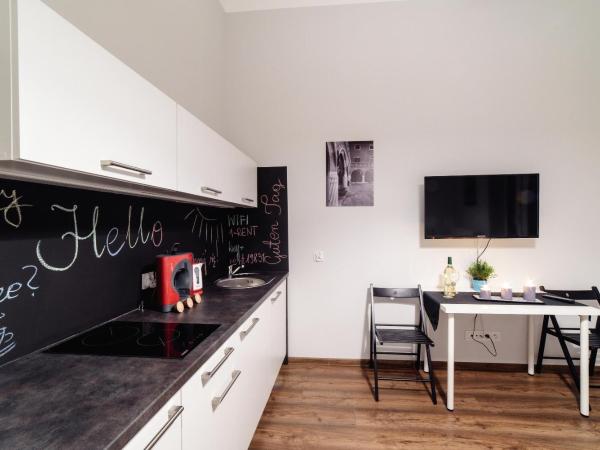 2 Nights Apartments - great location, right next to Main Rail and Bus Station, 10 min to Main Square by foot : photo 2 de la chambre appartement avec balcon