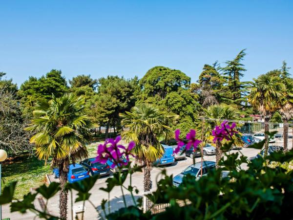 Rooms Stefania : photo 9 de la chambre chambre double - vue sur jardin