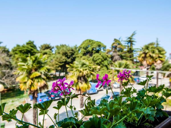 Rooms Stefania : photo 10 de la chambre chambre double - vue sur jardin