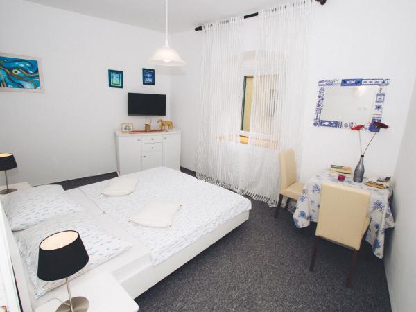 Apartments and Rooms Ille : photo 5 de la chambre chambre double avec salle de bains privative