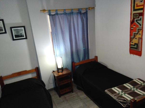 Hostal Namaste : photo 5 de la chambre chambre lits jumeaux avec salle de bains privative séparée