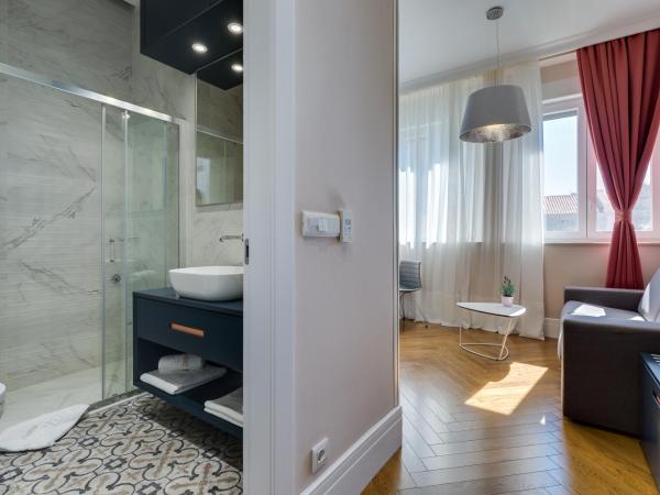 Zadera Accommodation : photo 2 de la chambre chambre double de luxe avec canapé-lit