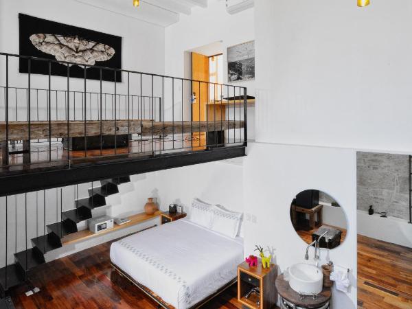 Hotel Los Amantes : photo 5 de la chambre suite lit king-size avec balcon