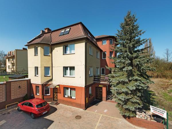Abak : photo 1 de la chambre  a room with own bathroom in the corridor