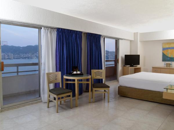 HS HOTSSON Hotel Acapulco : photo 6 de la chambre suite junior avec un lit king-size