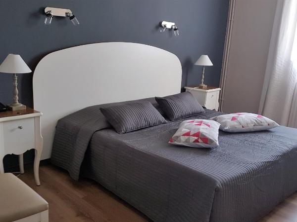 Le Castelet des Alpilles : photo 1 de la chambre chambre double standard avec baignoire