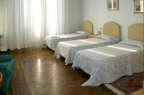 Hotel Mediterranee : photo 4 de la chambre chambre triple