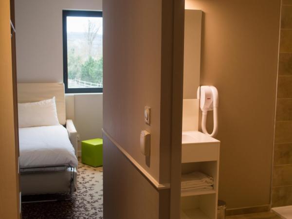 ibis styles Villeneuve Sur Lot : photo 3 de la chambre chambre double standard avec canapé-lit simple