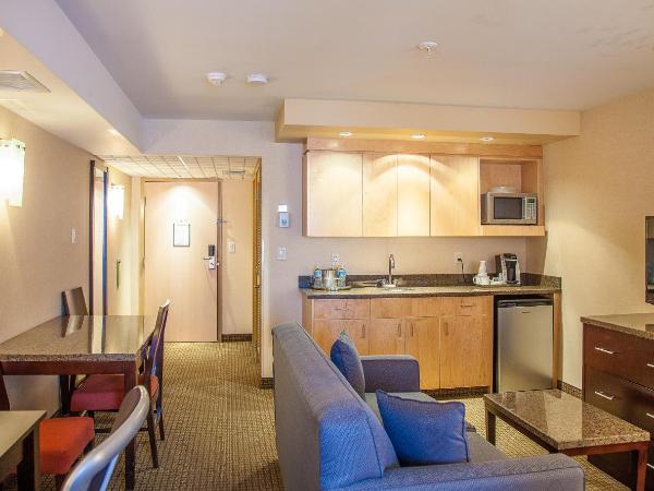 iHotel and Conference Centre Red Deer : photo 2 de la chambre suite 1 chambre lit king-size