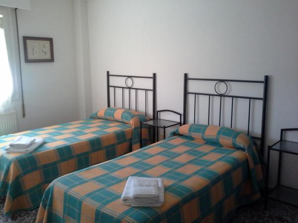 Pensión Lacasta : photo 6 de la chambre chambre lits jumeaux avec salle de bains commune
