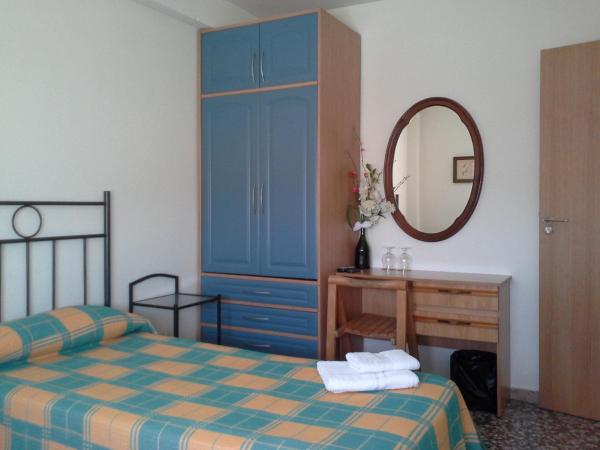 Pensión Lacasta : photo 3 de la chambre chambre lits jumeaux avec salle de bains commune