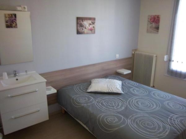 Hotel Le Colbert epernay : photo 5 de la chambre chambre double avec salle de bains commune