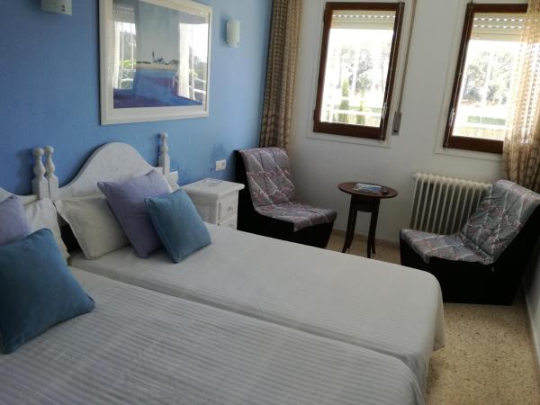 Hostal Los Pinares : photo 2 de la chambre chambre double ou lits jumeaux