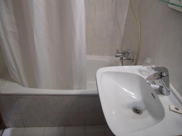 Guesthouse Lusa Atenas : photo 4 de la chambre chambre triple Économique