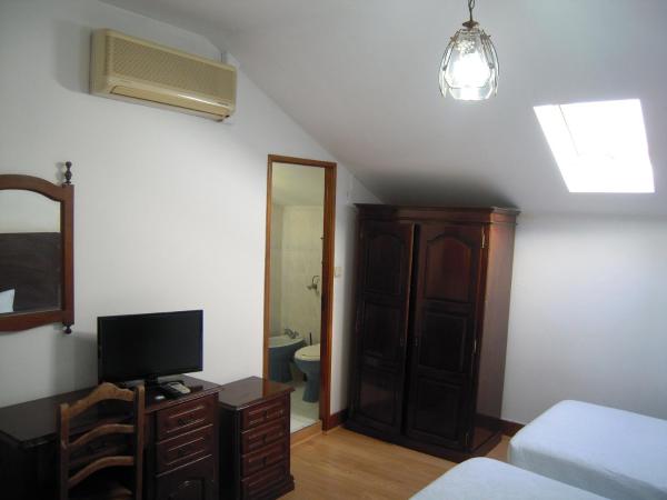 Guesthouse Lusa Atenas : photo 2 de la chambre chambre triple Économique