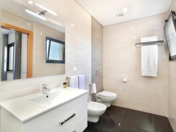 Sunfield Guest House - Only Adults : photo 2 de la chambre chambre double ou lits jumeaux - vue sur piscine