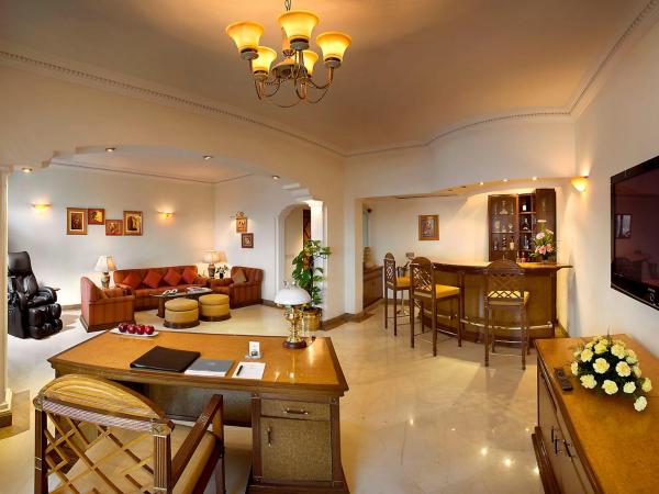 The Suryaa New Delhi : photo 2 de la chambre luxury suite with complimentary breakfast, 15% discount on f&b ,3 pints of beer at atrium bar, two way airport transfer