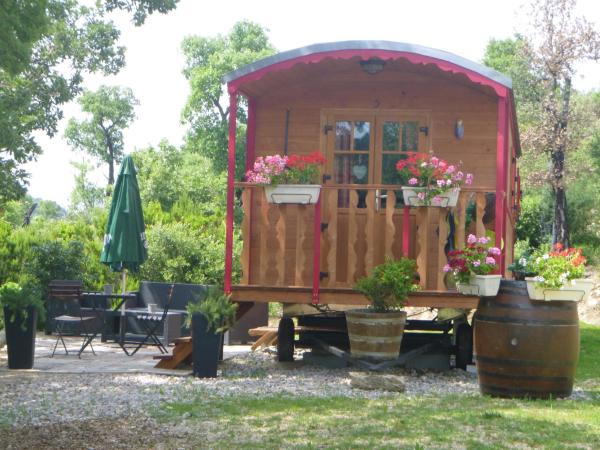 Le Mas Saint Donat : photo 3 de la chambre roulotte (2 adultes)