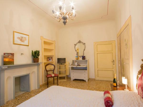 B&B Pantaneto - Palazzo Bulgarini : photo 3 de la chambre chambre double avec salle de bains privative extérieure