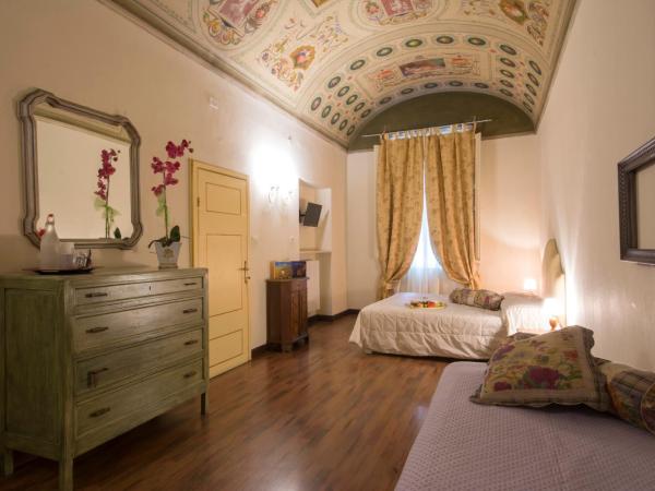 B&B Pantaneto - Palazzo Bulgarini : photo 1 de la chambre chambre triple