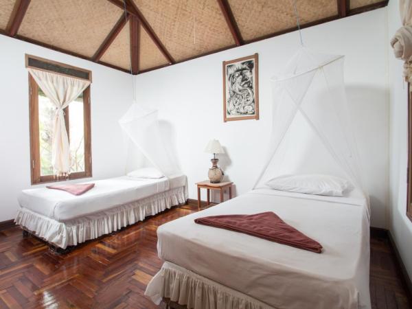 Tropical Garden Bungalow : photo 4 de la chambre bungalow avec lits jumeaux et ventilateur