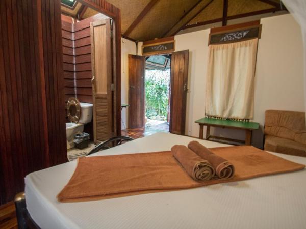 Tropical Garden Bungalow : photo 2 de la chambre bungalow avec lit double et ventilateur
