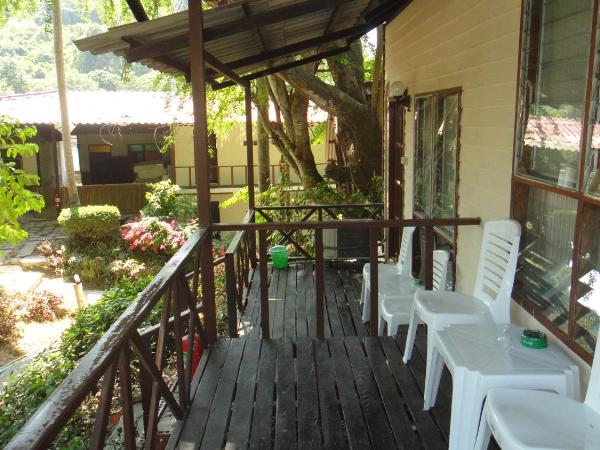 Tropical Garden Bungalow : photo 5 de la chambre hébergement lits jumeaux avec climatisation - vue sur jardin