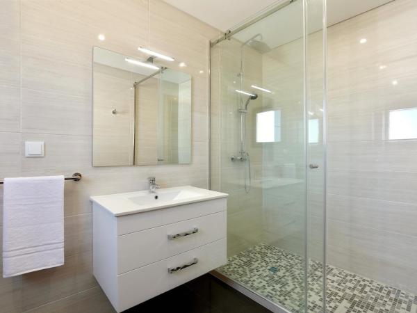 Sunfield Guest House - Only Adults : photo 1 de la chambre chambre double ou lits jumeaux supérieure - vue sur jardin