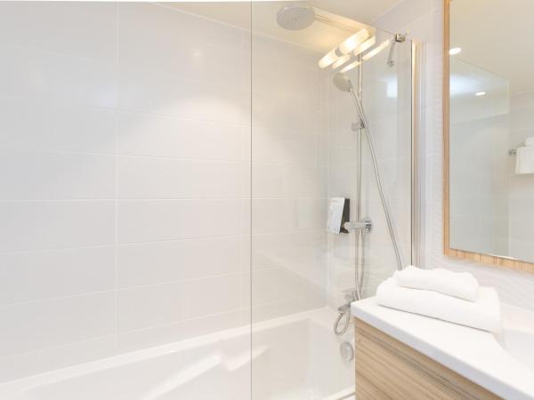 Campanile Metz Centre - Gare : photo 3 de la chambre chambre quadruple avec 1 lit double et 1 canapé-lit