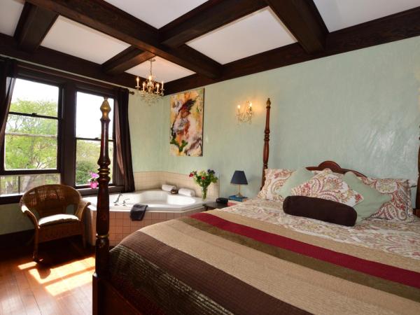 Marketa's Bed and Breakfast : photo 6 de la chambre chambre lit queen-size avec baignoire spa