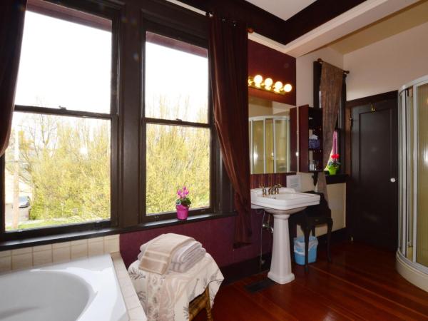 Marketa's Bed and Breakfast : photo 4 de la chambre chambre lit queen-size avec baignoire spa