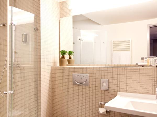 Vienna House Easy by Wyndham Stuttgart : photo 5 de la chambre chambre confort accessible aux personnes à mobilité réduite