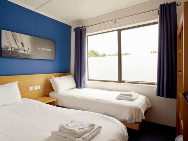 Holme Pierrepont Country Park Home of The National Water Sports Centre : photo 1 de la chambre chambre lits jumeaux avec salle de bains