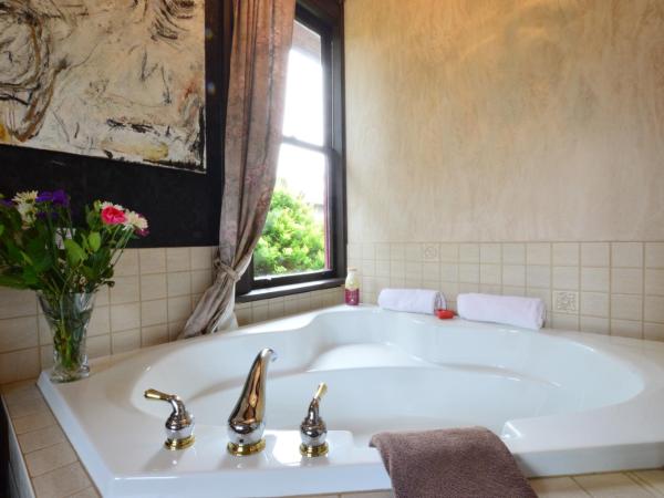 Marketa's Bed and Breakfast : photo 2 de la chambre chambre lit queen-size avec baignoire spa