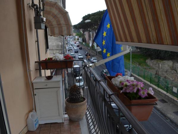 Campi Flegrei House : photo 2 de la chambre chambre double ou lits jumeaux deluxe avec balcon
