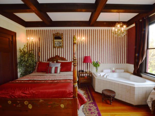 Marketa's Bed and Breakfast : photo 1 de la chambre chambre lit queen-size avec baignoire spa