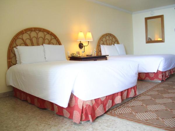 Princess Mundo Imperial Riviera Diamante Acapulco : photo 4 de la chambre hébergement pyramide avec 2 lits doubles - vue sur golf